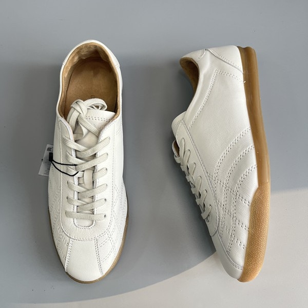 Ženske casual sportske cipele od prave kože - vezanje, okrugli vrh, niski gornji dio, gumeni potplat