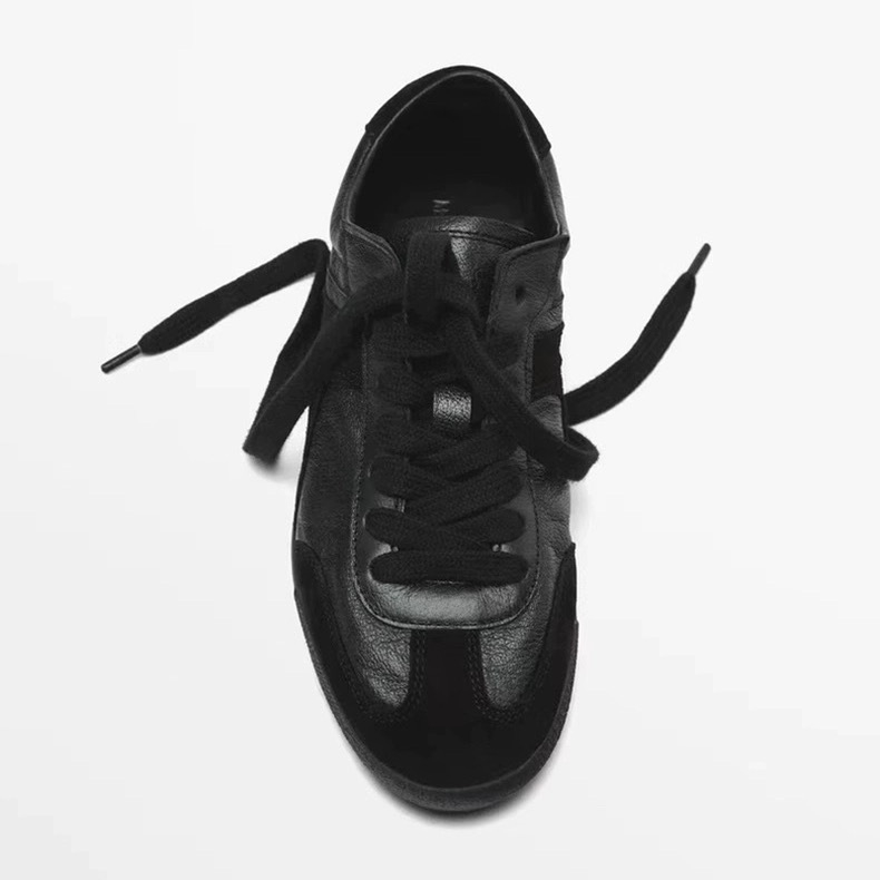 Ženske casual sportske cipele od prave kože - vezanje, okrugli vrh, niski gornji dio, gumeni potplat