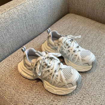 Cipele tip Dad shoes – gornji dio od prave kože, okrugli vrh, prednje vezivanje na vezice, visina pete 3–5 cm, debeli potplat
