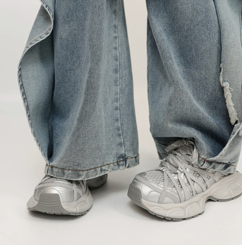 Cipele tip Dad shoes – gornji dio od prave kože, okrugli vrh, prednje vezivanje na vezice, visina pete 3–5 cm, debeli potplat