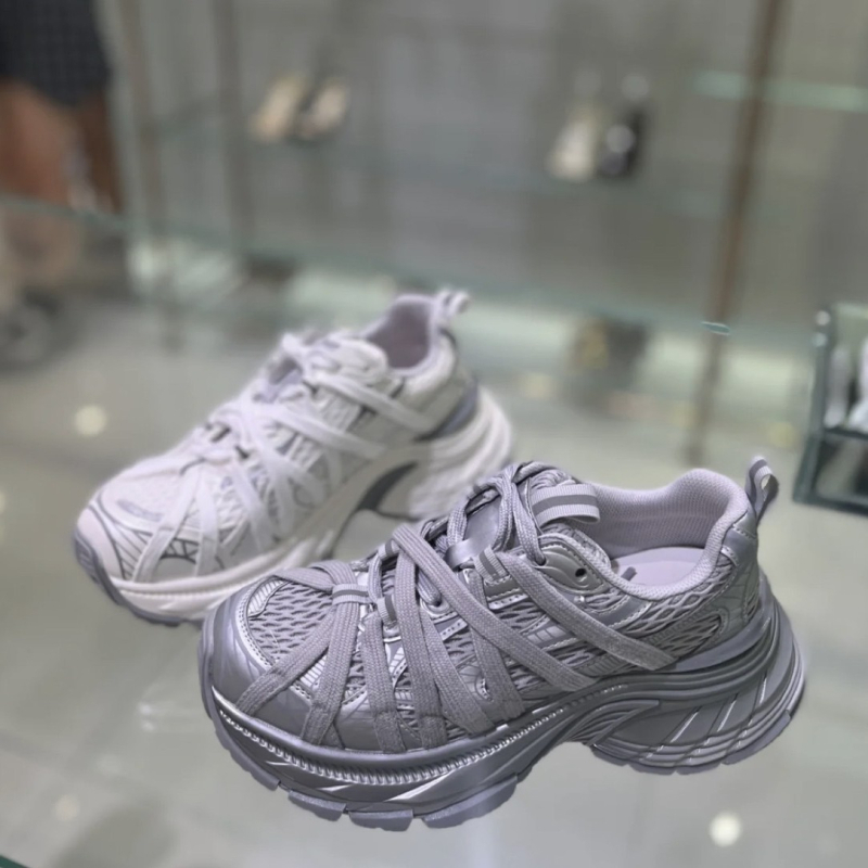 Cipele tip Dad shoes – gornji dio od prave kože, okrugli vrh, prednje vezivanje na vezice, visina pete 3–5 cm, debeli potplat