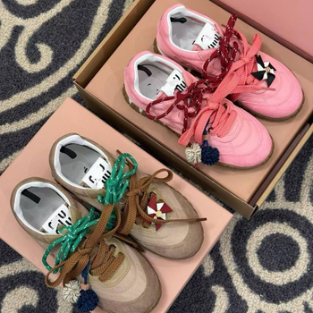 Sieviešu zemas kurpes ar priekšējo šņorēšanu; augšējā daļa: govs āda + zamšāds + ūdensnecaurlaidīgs audums; iekšējā odere no jēras ādas; zole no gumijas; elpojoša tehnoloģija