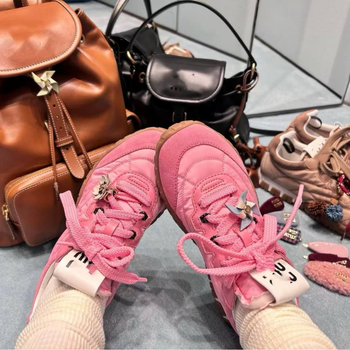 Sieviešu zemas kurpes ar priekšējo šņorēšanu; augšējā daļa: govs āda + zamšāds + ūdensnecaurlaidīgs audums; iekšējā odere no jēras ādas; zole no gumijas; elpojoša tehnoloģija