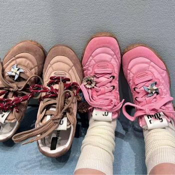 Sieviešu zemas kurpes ar priekšējo šņorēšanu; augšējā daļa: govs āda + zamšāds + ūdensnecaurlaidīgs audums; iekšējā odere no jēras ādas; zole no gumijas; elpojoša tehnoloģija