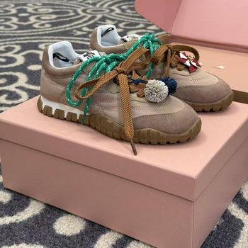 Sieviešu zemas kurpes ar priekšējo šņorēšanu; augšējā daļa: govs āda + zamšāds + ūdensnecaurlaidīgs audums; iekšējā odere no jēras ādas; zole no gumijas; elpojoša tehnoloģija