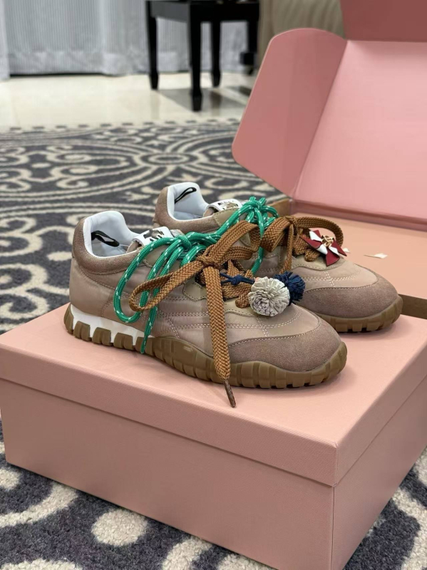 Sieviešu zemas kurpes ar priekšējo šņorēšanu; augšējā daļa: govs āda + zamšāds + ūdensnecaurlaidīgs audums; iekšējā odere no jēras ādas; zole no gumijas; elpojoša tehnoloģija