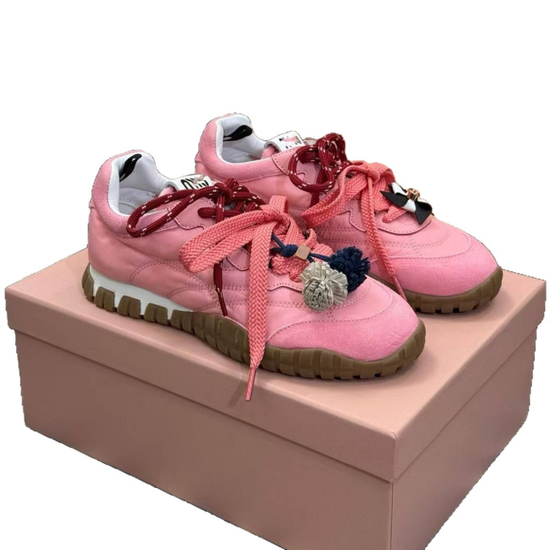 Sieviešu zemas kurpes ar priekšējo šņorēšanu; augšējā daļa: govs āda + zamšāds + ūdensnecaurlaidīgs audums; iekšējā odere no jēras ādas; zole no gumijas; elpojoša tehnoloģija