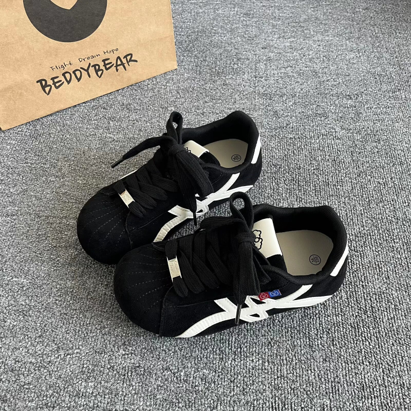 Ženske retro tenisice od nubuka s niskim krojem, vezanje sprijed, gumeni đon, udobne za jesen