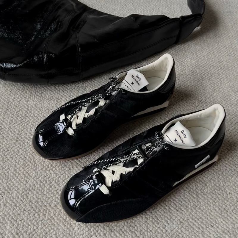 Ženske ležerne tenisice retro stila, gornji dio od prave kože, gumena potplat, prednje vezivanje šnurkama, srednje visoka peta 3-5 cm, prozračni unutarnji materijal
