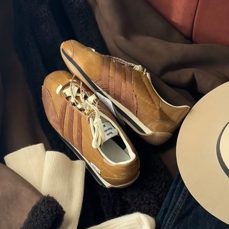 Ženske ležerne tenisice retro stila, gornji dio od prave kože, gumena potplat, prednje vezivanje šnurkama, srednje visoka peta 3-5 cm, prozračni unutarnji materijal