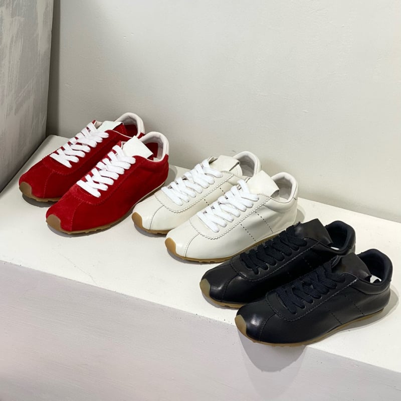 Dexun tenisice – ženske casual kožne tenisice, gornji dio od teleće kože i nubuka, okrugli vrh, niski potplat 1–3 cm, podstava od ovčje kože, potplat od teleće tetive