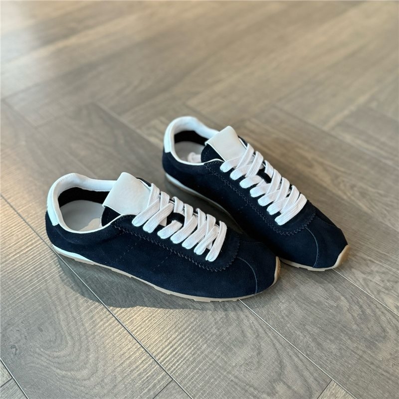 Dexun tenisice – ženske casual kožne tenisice, gornji dio od teleće kože i nubuka, okrugli vrh, niski potplat 1–3 cm, podstava od ovčje kože, potplat od teleće tetive