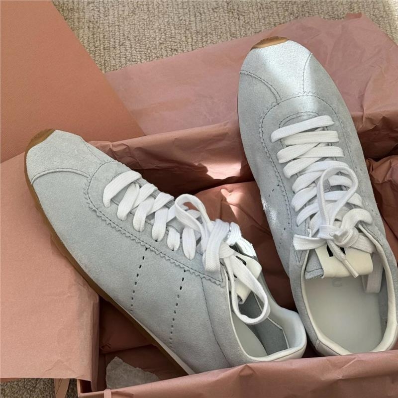 Dexun tenisice – ženske casual kožne tenisice, gornji dio od teleće kože i nubuka, okrugli vrh, niski potplat 1–3 cm, podstava od ovčje kože, potplat od teleće tetive