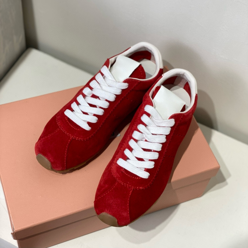 Dexun tenisice – ženske casual kožne tenisice, gornji dio od teleće kože i nubuka, okrugli vrh, niski potplat 1–3 cm, podstava od ovčje kože, potplat od teleće tetive