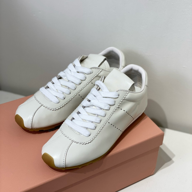 Dexun tenisice – ženske casual kožne tenisice, gornji dio od teleće kože i nubuka, okrugli vrh, niski potplat 1–3 cm, podstava od ovčje kože, potplat od teleće tetive