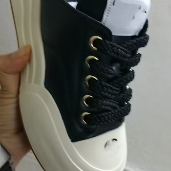 Sieviešu sporta apavi no aitādas ādas, ar paaugstinātu blīvu zoli, šņorēm, ikdienas stils