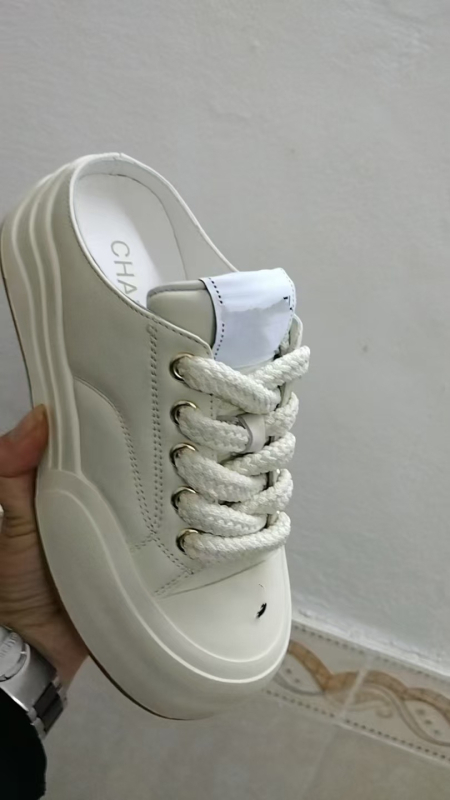 Sieviešu sporta apavi no aitādas ādas, ar paaugstinātu blīvu zoli, šņorēm, ikdienas stils