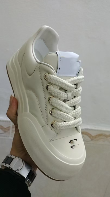 Sieviešu sporta apavi no aitādas ādas, ar paaugstinātu blīvu zoli, šņorēm, ikdienas stils