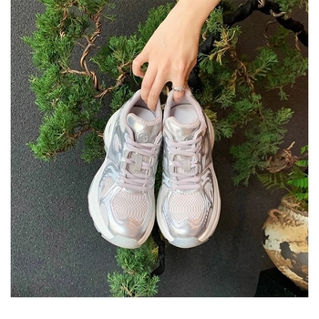 Ženske tenisice u stilu dad shoes: gornji dio od kože, okrugli vrh, debeli potplat 6–8 cm, kožna unutrašnjost