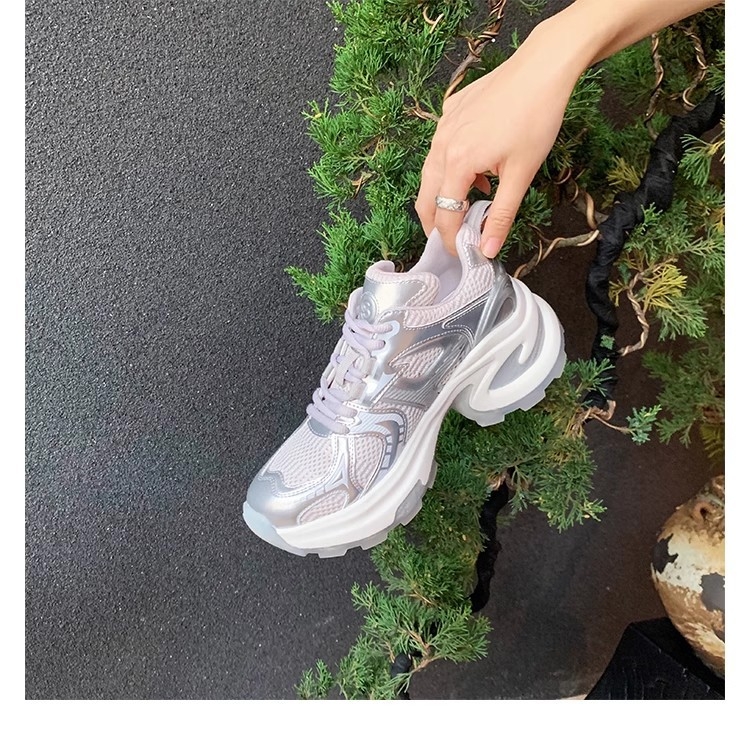 Ženske tenisice u stilu dad shoes: gornji dio od kože, okrugli vrh, debeli potplat 6–8 cm, kožna unutrašnjost
