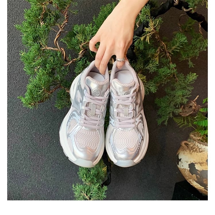 Ženske tenisice u stilu dad shoes: gornji dio od kože, okrugli vrh, debeli potplat 6–8 cm, kožna unutrašnjost