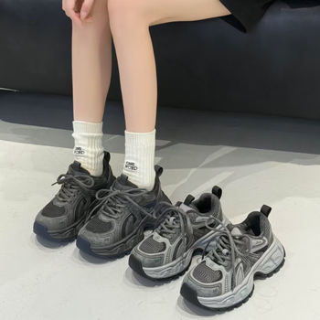 Ženske tenisice Dad Shoes s patchwork dizajnom — gornjište od kravlje kože + umjetna koža + tkanina, prednje vezanje, patchwork uzorak, srednje visoka potpetica 3–5 cm, ulošak od umjetnoga krzna