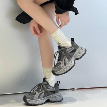 Ženske tenisice Dad Shoes s patchwork dizajnom — gornjište od kravlje kože + umjetna koža + tkanina, prednje vezanje, patchwork uzorak, srednje visoka potpetica 3–5 cm, ulošak od umjetnoga krzna