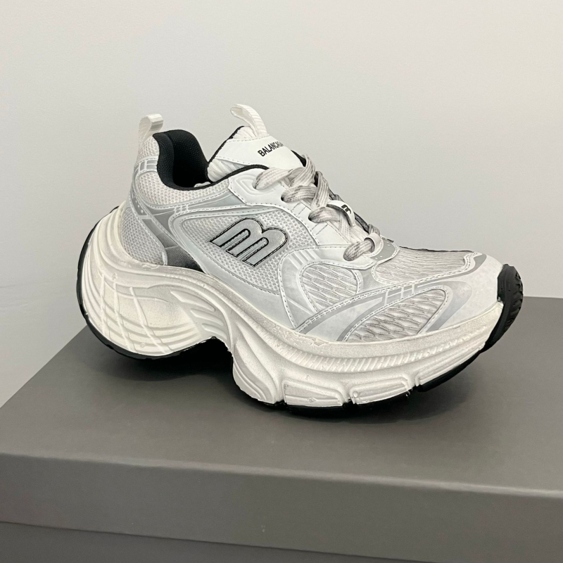 Unisex tenisice s mrežastim gornjim dijelom, gumena potplat, povišenje pete 3–5 cm, vezanje sprijeda, okrugli nos