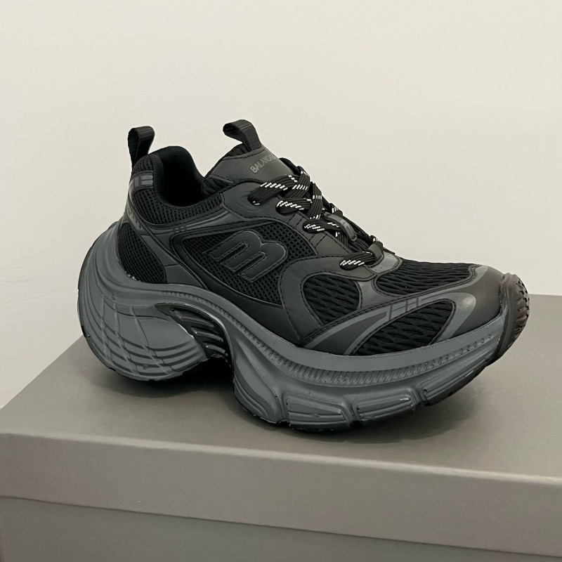Unisex tenisice s mrežastim gornjim dijelom, gumena potplat, povišenje pete 3–5 cm, vezanje sprijeda, okrugli nos