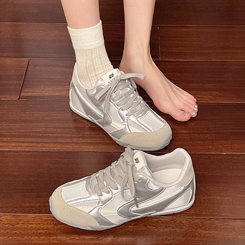 Ženske tenisice za trening s prozračnim mrežastim gornjim dijelom, lagane konstrukcije, gumeni potplat s anti-slip svojstvom, vezanje sprijeda, nizak profil.