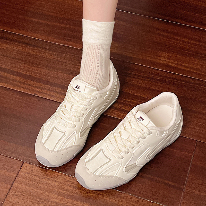 Ženske tenisice za trening s prozračnim mrežastim gornjim dijelom, lagane konstrukcije, gumeni potplat s anti-slip svojstvom, vezanje sprijeda, nizak profil.