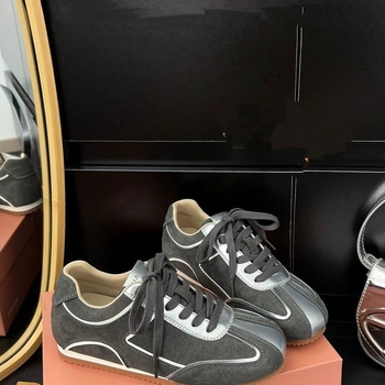 Ženske sportske tenisice u Forrest Gump stilu s unutarnjim povećanjem visine od 5 cm, nubuk gornji dio, gumena podplat, s vezicama.