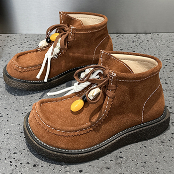 Visoke loafers s debelom potplatom, gornji dio od kravljeg velura, šavovi od konjske dlake, kvadratni vrh, vezanje