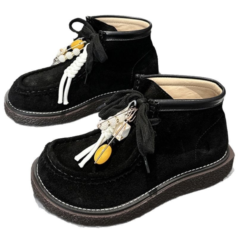 Visoke loafers s debelom potplatom, gornji dio od kravljeg velura, šavovi od konjske dlake, kvadratni vrh, vezanje