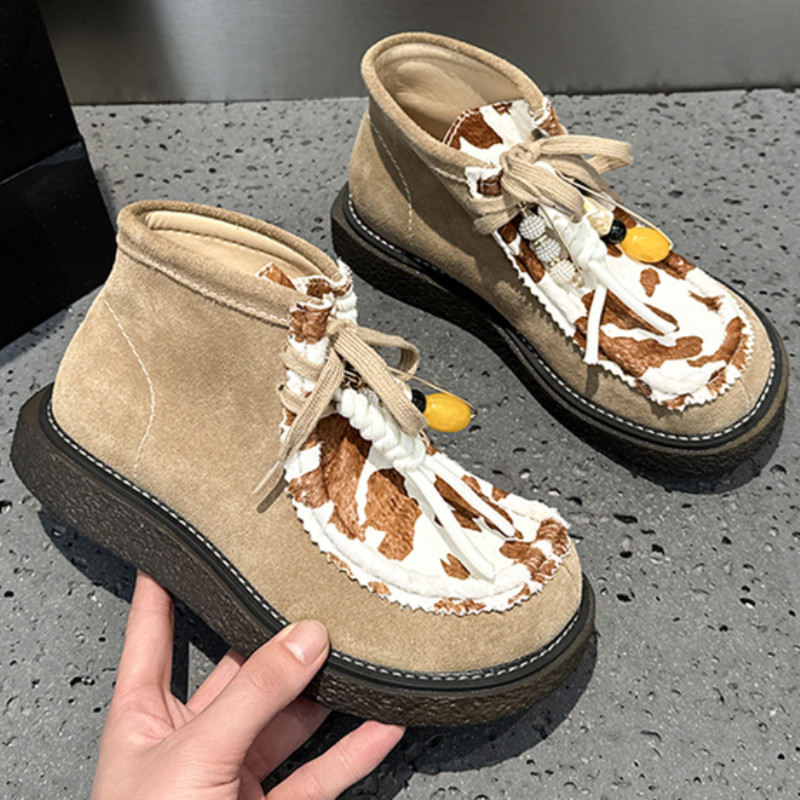 Visoke loafers s debelom potplatom, gornji dio od kravljeg velura, šavovi od konjske dlake, kvadratni vrh, vezanje