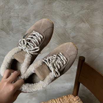 Naiste tossud nööridega, kulunud tähtmotiiviga disain, ülemine materjal: veisnahk, sisemus: lammasnahk, tald: kumm, madal profiil