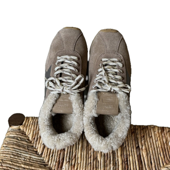 Naiste tossud nööridega, kulunud tähtmotiiviga disain, ülemine materjal: veisnahk, sisemus: lammasnahk, tald: kumm, madal profiil