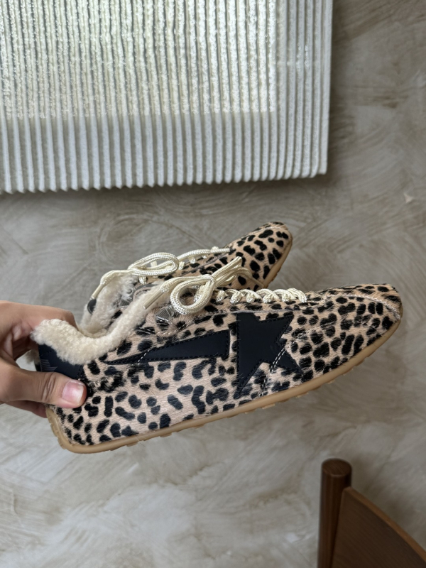 Naiste tossud nööridega, kulunud tähtmotiiviga disain, ülemine materjal: veisnahk, sisemus: lammasnahk, tald: kumm, madal profiil