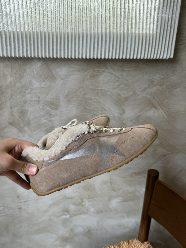 Naiste tossud nööridega, kulunud tähtmotiiviga disain, ülemine materjal: veisnahk, sisemus: lammasnahk, tald: kumm, madal profiil