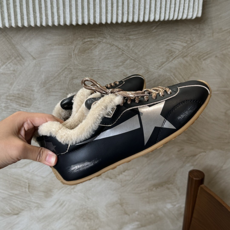 Naiste tossud nööridega, kulunud tähtmotiiviga disain, ülemine materjal: veisnahk, sisemus: lammasnahk, tald: kumm, madal profiil