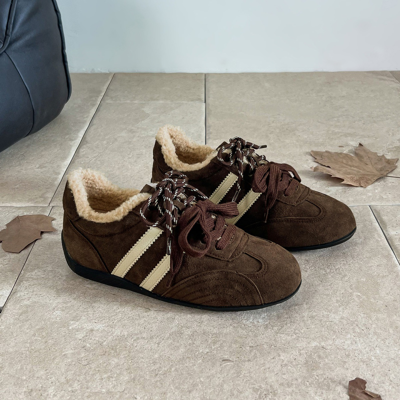 Női sportcipő split bőrből, fleece béléssel, gumírozott talppal, 3–5 cm sarokmagasság