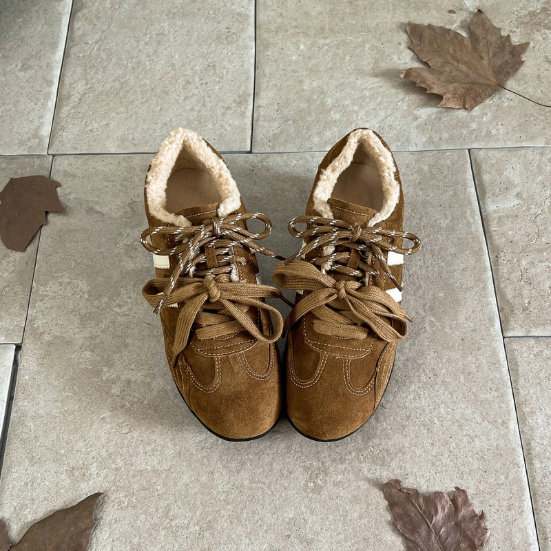 Női sportcipő split bőrből, fleece béléssel, gumírozott talppal, 3–5 cm sarokmagasság