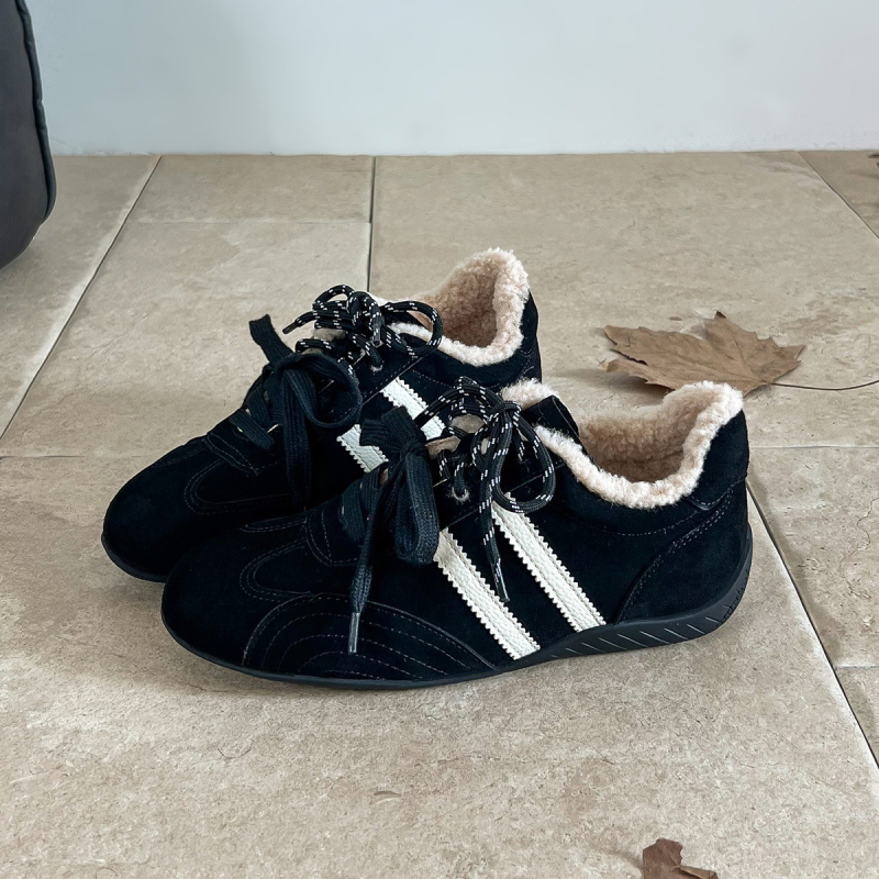 Női sportcipő split bőrből, fleece béléssel, gumírozott talppal, 3–5 cm sarokmagasság