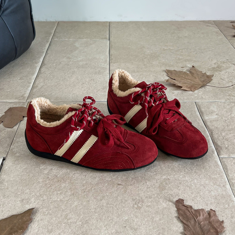 Női sportcipő split bőrből, fleece béléssel, gumírozott talppal, 3–5 cm sarokmagasság