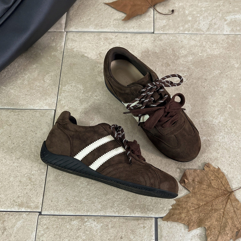 Női sportcipő split bőrből, fleece béléssel, gumírozott talppal, 3–5 cm sarokmagasság