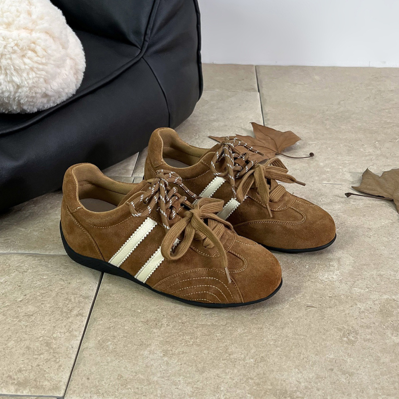 Női sportcipő split bőrből, fleece béléssel, gumírozott talppal, 3–5 cm sarokmagasság