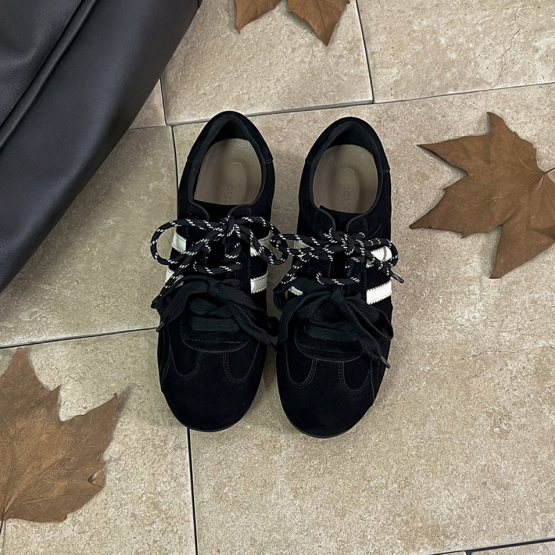 Női sportcipő split bőrből, fleece béléssel, gumírozott talppal, 3–5 cm sarokmagasság