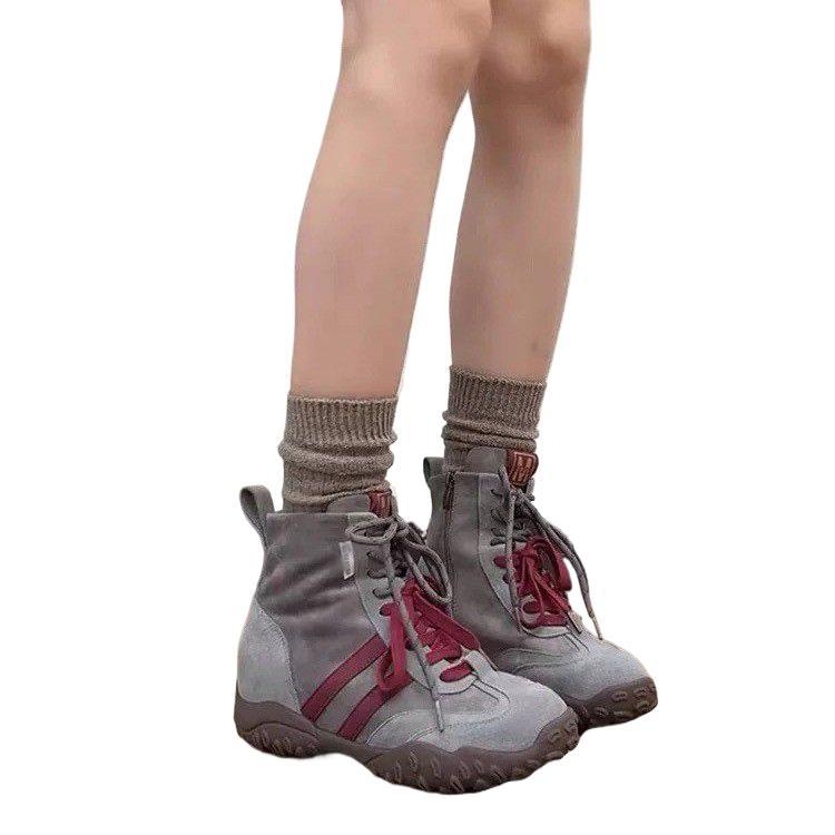 6 cm-es magasságot növelő sportcipő, vászon felsőrésszel, hegyes orral, gumírozott talppal