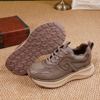 Ženske Forrest Gump tenisice s retro stilom i debelom potplatom, gornji dio od kože prvog sloja, potplat od pjenaste gum, vezivanje, prozračnost, niska peta 1-3 cm