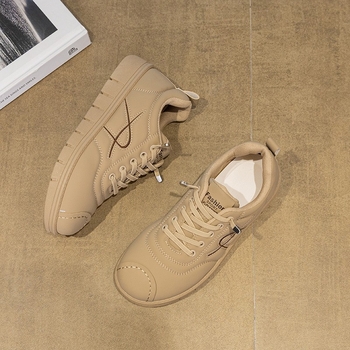 Női platform cipők szintetikus bőrből, fűzővel, alacsony sarok 1–3 cm, gumitalp.